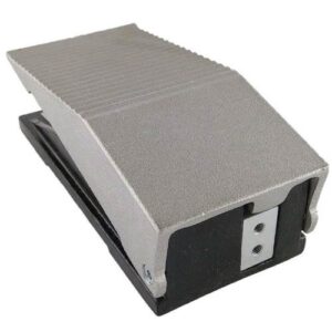 Пневматическая педаль 235-925 (3/2, M5) Тип распределителя: пневматическая педаль без фиксации Схема: 3/2 Н.З. с пружинным возвратом Материал корпуса: алюминий